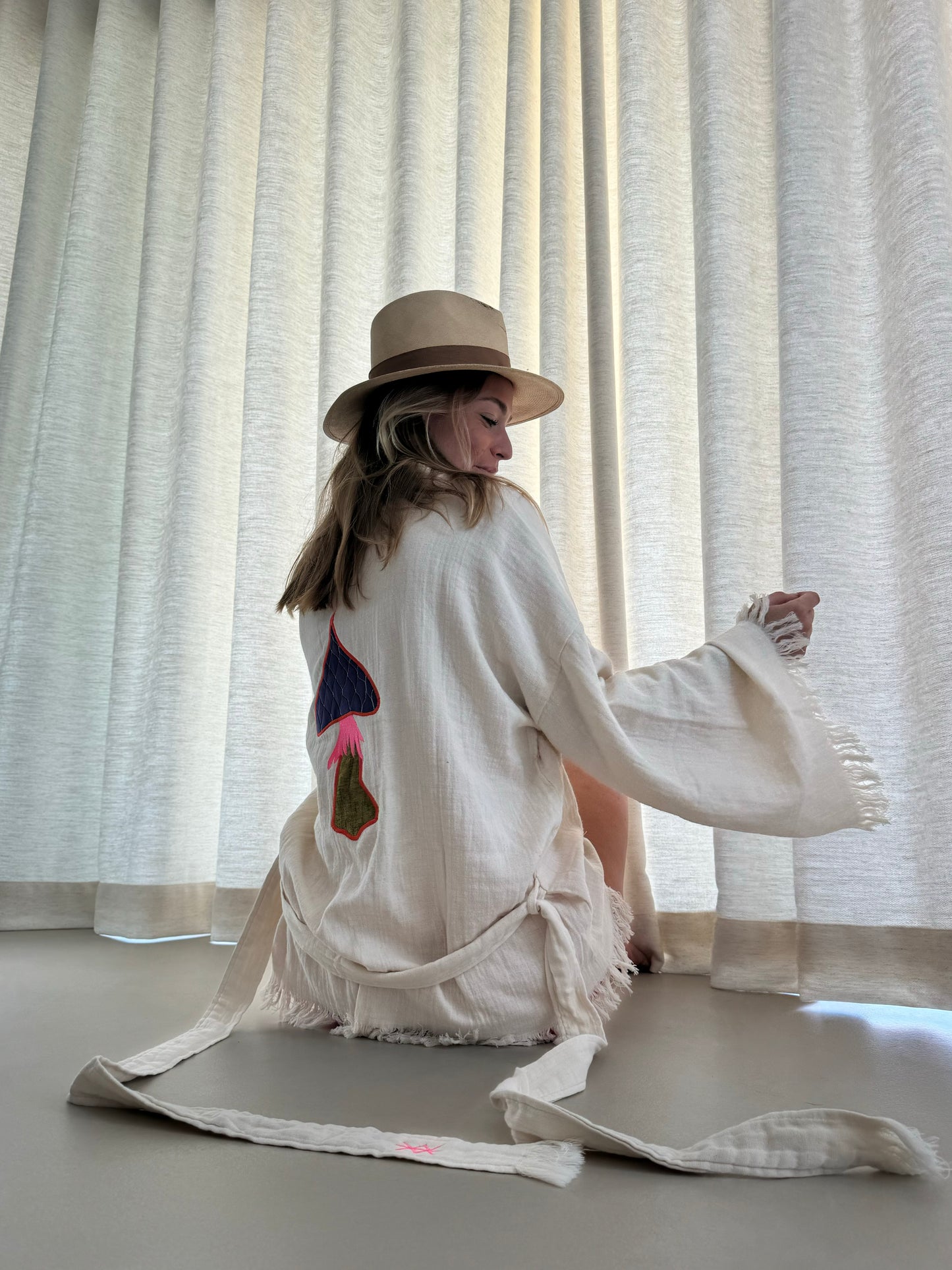 Kimono Possession court en Coton Bio avec Application en Velours de Champignon