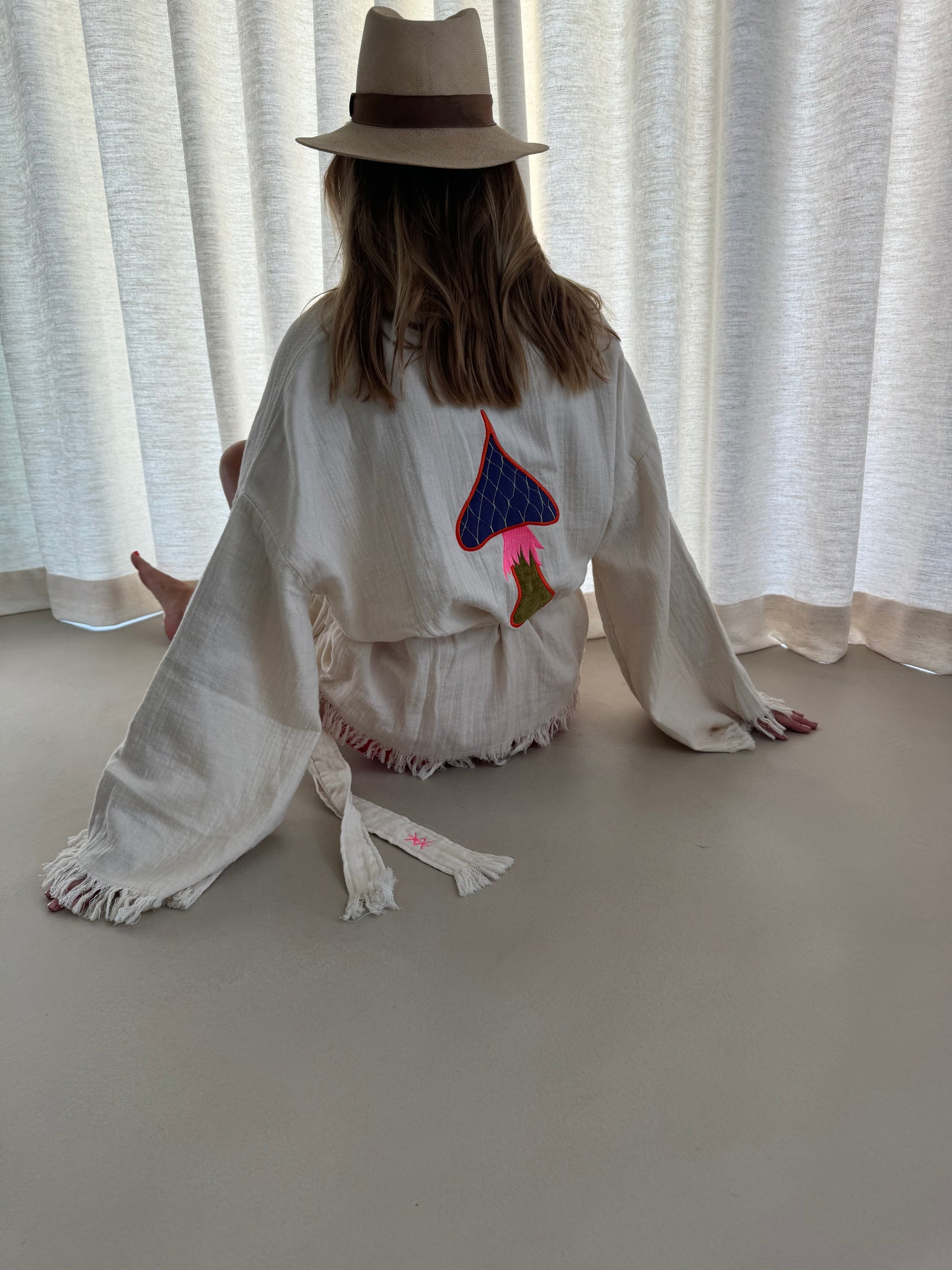 Kimono Possession court en Coton Bio avec Application en Velours de Champignon