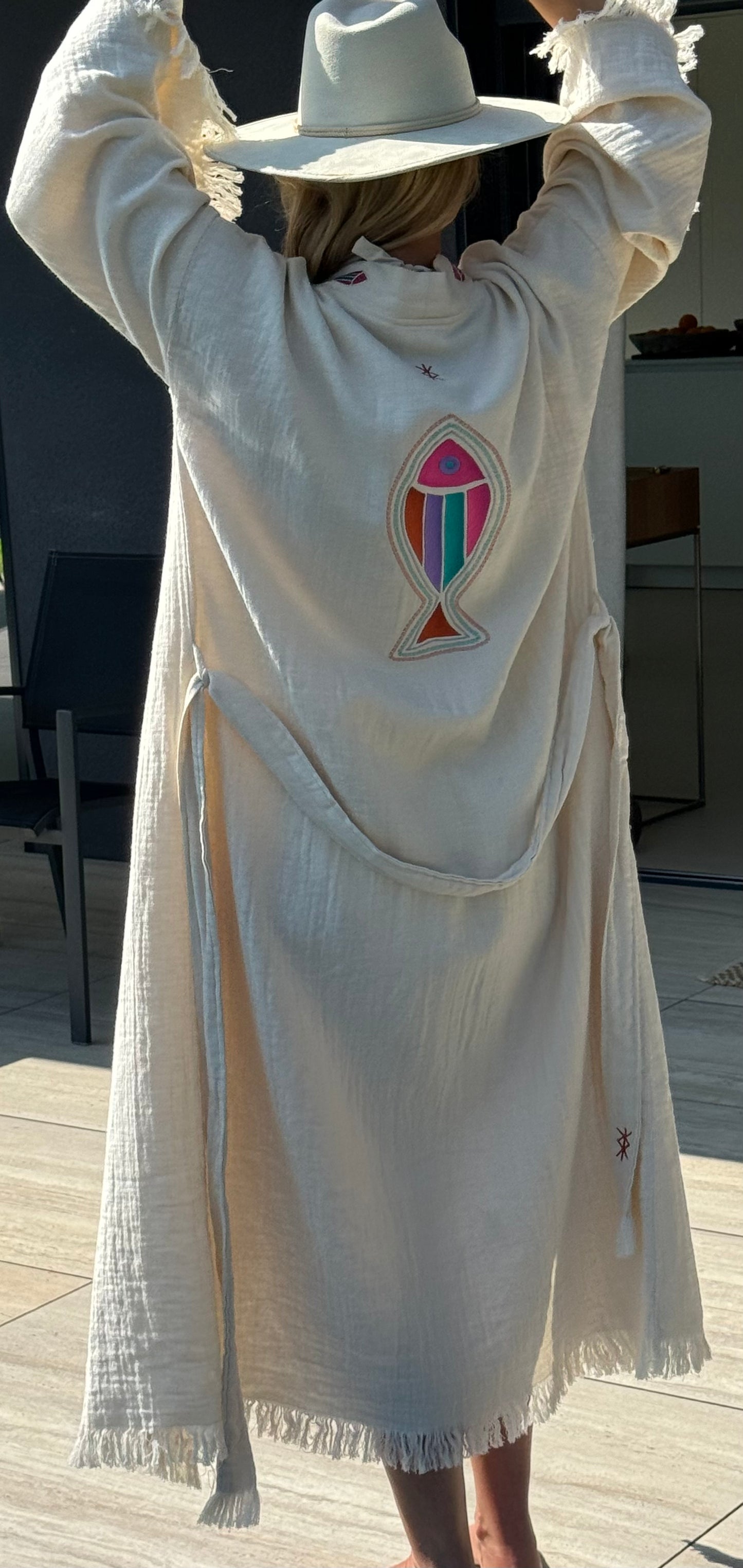 Kimono Mykonos Fish Long Unisexe - Élégance et Protection avec Style