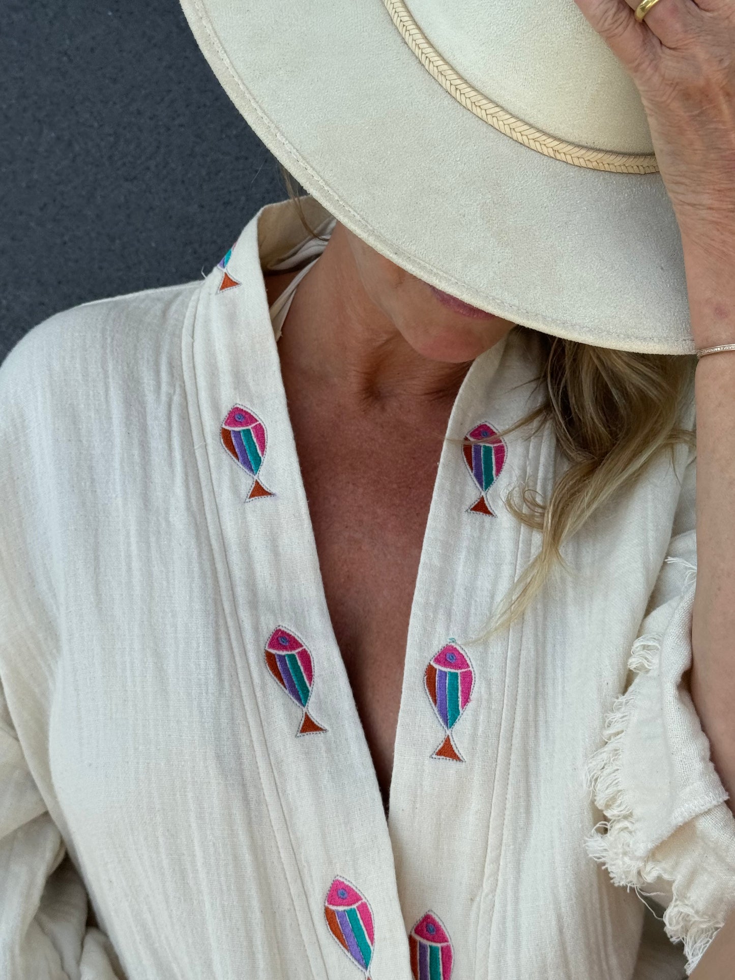 Kimono Mykonos Fish Long Unisexe - Élégance et Protection avec Style